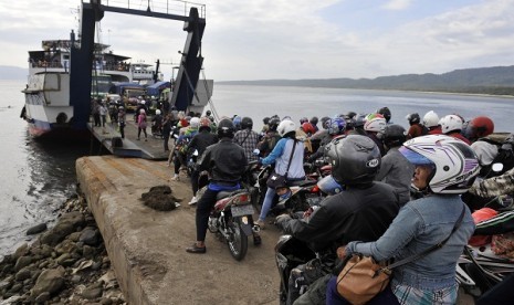 Pelabuhan Gilimanuk, Bali. Pengendara motor, mobil, dan bus diminta putar balik karena Pelabuhan Gilimanuk tak melayani angkutan penumpang selama pandemi Covid-19.