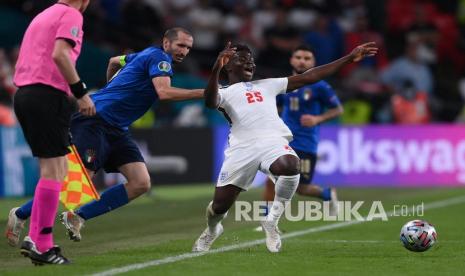 Chiellini (kiri) menarik Bukayo Saka pada momen penting Final Piala Eropa 2020. Meski melakukan aksi yang tak patut dicontoh, Giorgio Chiellini dianggap memberikan inspirasi.