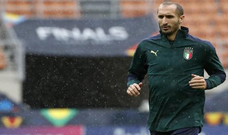 Giorgio Chiellini dari Italia menghadiri sesi latihan tim di stadion Giuseppe Meazza. Italia menghadapi Spanyol dalam pertandingan semi final UEFA Nations League pada 06 Oktober, di Milan, Italia, 05 Oktober 2021.