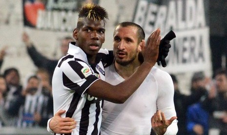 Giorgio Chiellini (kanan) dan Paul Pogba saat masih berseragam Juventus pada 2015.