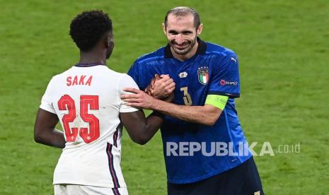 Giorgio Chiellini (kanan) dari Italia.