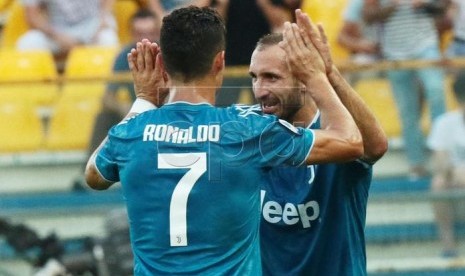 Giorgio Chiellini (kanan) dan Cristiano Ronaldo saat sama-sama membela Juventus.