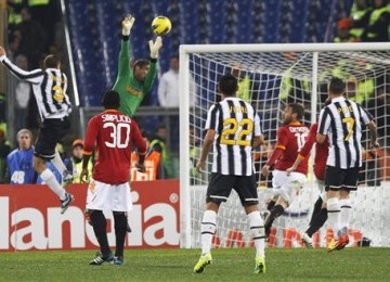 Giorgio Chiellini (kiri), pemain Juventus, mencetak gol saat laga Seri A Italia lawan AS Roma di Stadion Olimpico, Roma, Senin (12/12). 