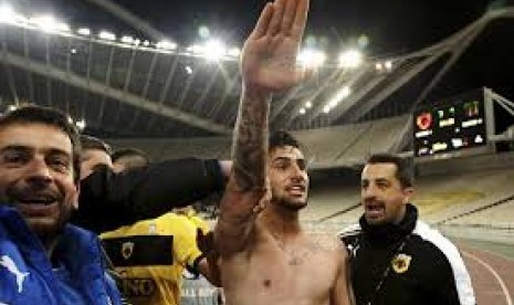 Giorgios Katidis saat melakukan selebrasi gol bak penghormatan Nazi.