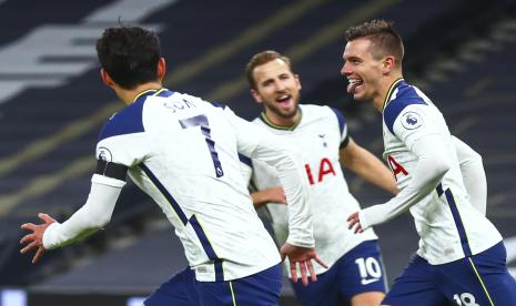 Giovani Lo Celso (kanan) merayakan golnya bersama Son Heung-min (kiri) dan Harry Kane (tengah) 