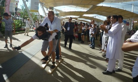 Giovanni, Alberto, dan Giulia Airoldi mengikut lomba balap bakiak yang dihelat Paviliun Indonesia di Milan Expo 2015 pada Ahad (16/8).