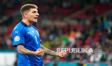 Giovanni Di Lorenzo dari Italia merayakan akhir pertandingan semifinal sepak bola Euro 2020 antara Italia dan Spanyol di stadion Wembley di London, Rabu (7/7) dini hari WIB.