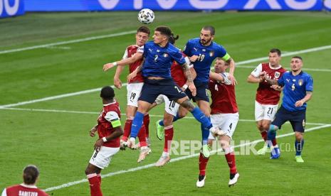 Giovanni Di Lorenzo dari Italia, tengah, menyundul bola saat pertandingan babak 16 besar kejuaraan sepak bola Euro 2020 antara Italia dan Austria di stadion Wembley di London, Ahad (27/6) dini hari WIB.