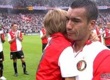 Giovanni van Bronckhorst tampak terenyuh usai menyatakan gantung sepatu dari lapangan hijau.