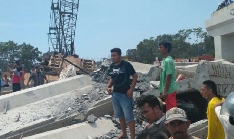 Girder jalan tol Pasuruan-Probolinggo yang jatuh.