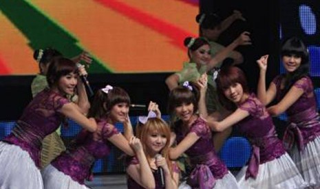 Girl band Cherrybelle saat tampil dalam acara Seputar Indonesia Award 2012, di Studio RCTI, Jakarta, Rabu, (9/5)