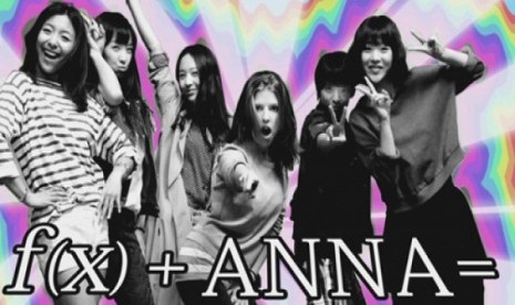 Girlband asal Korea Selatan f(x) tampil bersama dengan pemeran Twilight, Anna Kendrick dalam situs komedi Amerika 