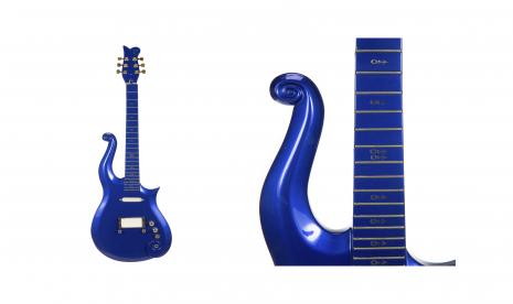 Gitar cloud warna biru milik mendiang penyanyi Prince yang akan dilelang oleh Rumah Lelang Julien.