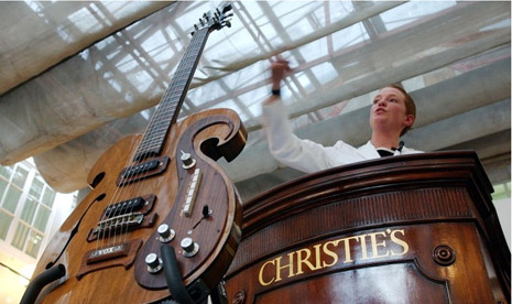 Gitar VOX langka yang dibuat untuk Lennon pada 1966. Gitar ini pernah juga dilelang Balai Lelang Christie di London pada Mei 2004 dengan harga 117, 250 poundsterling. 