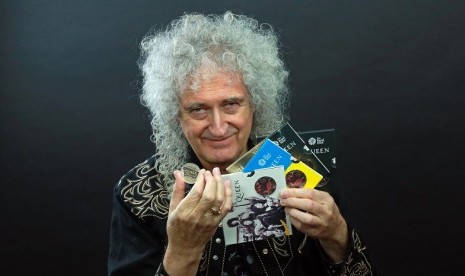 Gitaris rand rock Queen, Brian May, memperlihatkan uang koin edisi khusus Band Queen yang diterbitkan oleh The Royal Mint. May mengaku masih berduka dengan kepergian sang vokalis, Freddie Mercury.