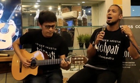 Gitaris dan pencipta lagu Tohpati (kiri)