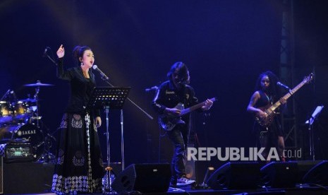 Gitaris Dewa Budjana berkolaborasi dengan penyanyi Soimah pada gelaran BNI Java Jazz Festival 2019 di JIExpo Kemayoran, Jakarta, Jumat (1/3) malam. Dalam aksinya, gitaris kawakan kelahiran Sumba Barat tersebut membawakan sejumlah lagu seperti Joget Kahyangan, Mahandini, Queen Kanya dan Hyang Giri.