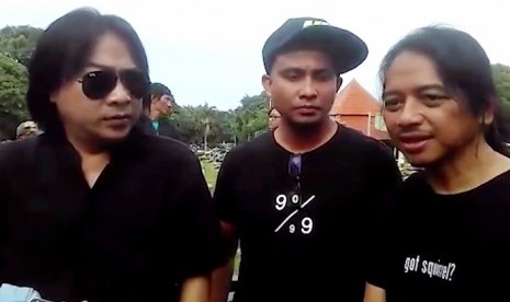 Gitaris grup band GIGI, Dewa Budjana (Kanan)