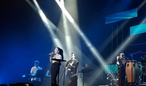 Gitaris Indonesia Tohpati berkolaborasi dengan penyanyi Malaysia Sheila Majid di panggung Java Jazz Festival 2019. 