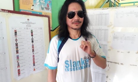 Gitaris Slank Abdee Negara menggunakan hak pilih dalam Pemilu 2019 di TPS 83, Kelurahan Duren Tiga, Kecamatan Pancoran, Jakarta Selatan, Rabu (17/4) siang. Lokasi TPS Abdee berdekatan dengan dua personel Slank lain, Kaka dan Bimbim.