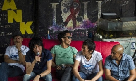 Gitaris Slank Abdee Negara (pegang mic).