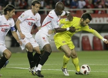 Giuseppe Rossi, striker Villarreal, mendapat kawalan tiga pemain Sevilla. 