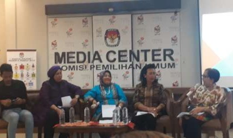 GKR Hemas (dua dari kiri) dalam Konferensi Pers yang diselenggarakan oleh KPPRI, KPPI, MPI, dan Perludem, Rabu (26/9).