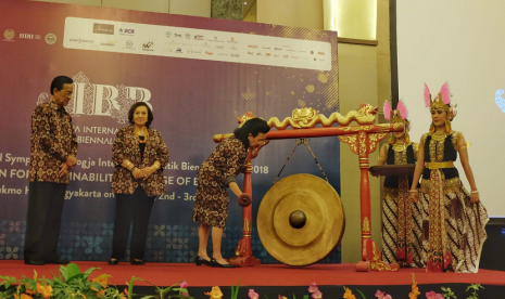 GKR Hemas membuka  Simposium Internasional dalam rangka Jogja International Batik Biennale (JIBB) 2018 di Yogyakarta.