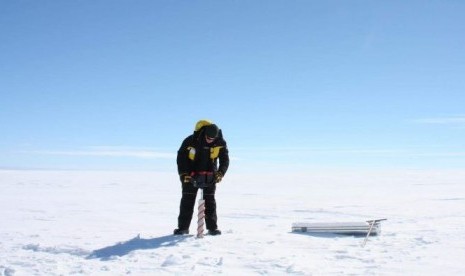 Glaciologis Tas van Ommen menyatakan Australia berhasil menemukan lokasi menjanjikan di Antartike yang disebut Dome C.