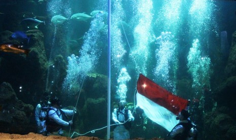 Gladi bersih pengibaran bendera di dalam akuarium, Senin (12/8).