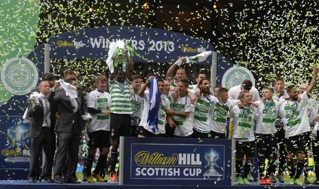 Glasgow Celtic meraih trofi Piala Skotlandia 2012/2013.