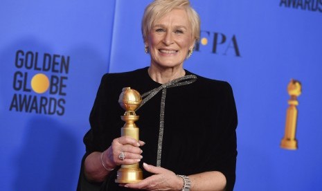 Glenn Close memegang Golden Globe untuk kemenangannya di film The Wife.