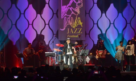 Glenn Fredly beraksi membawakan lagu Michael Jackson diatas panggung Java Jazzz Festival yang diselenggarakan di Jakarta International Expo, Kemayoran, Jakarta Pusat, Jumat (6/3)