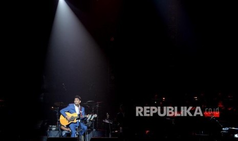 Glenn Fredly membawakan lagu dalan konser Harmonia:Titik Balik di Balai Sarbini, Jakarta, Kamis (14/2) malam.