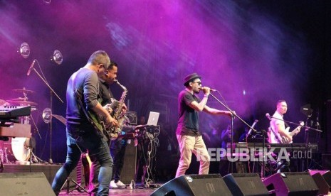 Glenn Fredly membawakan sejumlah lagu oleh Slank pada Java Jazz Festival 2018 di panggung Outdoor Garuda Indonesia, Jumat (2/3).