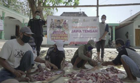 Global Qurban ACT Solo mendistribusikan sapi kurban di Desa Gambiranom, Kecamatan Kismantoro, Kabupaten Wonogiri, Jawa Tengah, pada Sabtu (1/8). Untuk pertama kalinya, desa tersebut menyembelih sapi kurban.