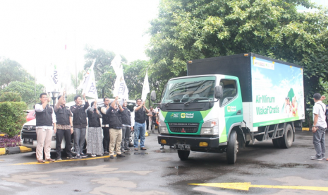 Global Wakaf Aksi Cepat Tanggap (ACT) memberangkatkan lima armada untuk mendistribusikan 1.000 karton Air Minum Wakaf ke lima titik masjid di Jakarta. 