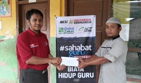 Global Zakat - ACT Lampung bantu puluhan guru honorer di Lampung,  Jumat (31/1). 