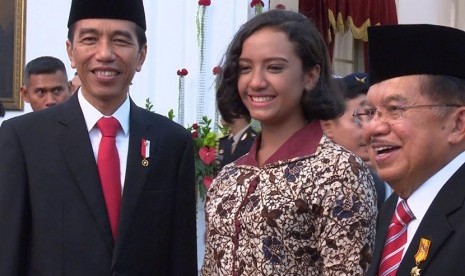 Gloria diapit Presiden Joko Widodo dan Wapres Jusuf Kalla