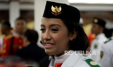 Gloria Natapraja Hamel bersiap dalam Pasukan Penurunan Bendera Pusaka, di Istana Merdeka, Jakarta, Rabu (17/8). Gloria Natapraja Hamel akhirnya bergabung dengan Tim Bima Paskibraka sebagai Penjaga Gordon. Sebelumnya, Gloria batal dikukuhkan menjadi anggota