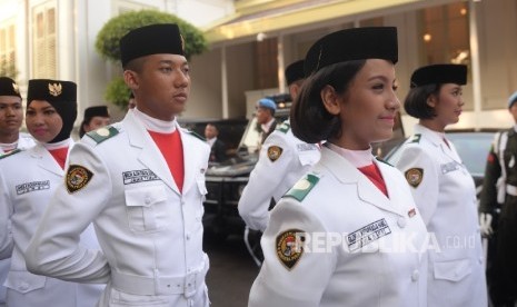 Gloria Natapraja Hamel bersiap dalam Pasukan Penurunan Bendera Pusaka, di Istana Merdeka, Jakarta, Rabu (17/8). Gloria Natapraja Hamel akhirnya bergabung dengan Tim Bima Paskibraka sebagai Penjaga Gordon. Sebelumnya, Gloria batal dikukuhkan menjadi anggota