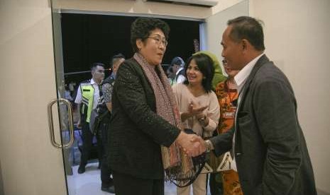   GM Angkasa Pura I Bandara Adisucipto Agus Pandu Purnama (kanan) menyalami Presiden International Council of Women (ICW) Jung Sook Kim (kiri). 