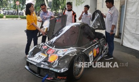 GM Axternal Relations PT Shell Indonesia Haviez Gautama (kedua kiri) dan Sosial Investment Manager PT Shell Indonesia Anita Setyorini (kiri) memperhatikan prototype dari kendaraan hemat bahan bakar yang akan mewakili Indonesia ke ajang Shell Eco-Marathon A