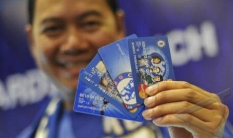  GM BNI Card Center Dodit Wiweko Probodjakti menunjukkan co-branding payments cards hasil kerjasama BNI-Chelsea saat peluncurannya di Jakarta tahun 2012 lalu.