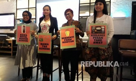 GM Corporate Communication The Body Shop Indonesia Rika Anggraini, Co-Founder of Bye Bye Plastic Bags & Satu Pulau Satu Suara Melati Mijsen, Aktivis Lingkungan dan Founder SustainableSuzy.com Suzy Hutomo, dan Dosen Ilmu Filsafat Lingkungan FIB UI Saras Dewi menunjukkan poster apa yang bisa kita lakukan untuk mengurangi penggunaan plastik dalam konferensi pers Kampanye Satu Pulau Satu Suara Stop Pencemaran Sampah Plastik Di Laut di Jakarta, Jumat (9/2).