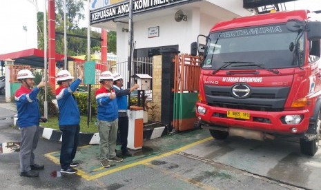 GM Marketing Operation Region VI, Made Adi Putra, meninjau kesiapan armada mobil tangki di Terminal BBM Balikpapan menjelang Bulan Ramadhan dan Idul Fitri 2018.