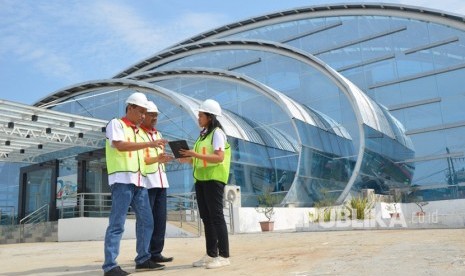  GM Pelindo I Cabang Pelabuhan Tanjungbalai Asahan Aulia Rahman Hasibuan (kiri) berbincang melihat progres Terminal Penumpang Teluk Nibung, Pelabuhan Tanjung Balai Asahan dengan Menejer Bisnis dan Teknik Khairul Tampubolon (tengah) dan VP Public Relations Fiona Sari Utami (kanan) , di Tanjungbalai, Sumatera Utara, Selasa (19/2/2019).