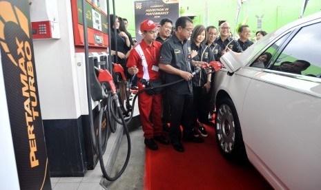 GM Pertamina Marketing Operation Region (MOR) VII Makassar Tengku Badarsyah (tengah) mengisi BBM Pertamax turbo ke salah satu kendaraan konsumen saat peluncuran Pertamax Turbo di Makassar, Sulawesi Selatan, Rabu (9/11).