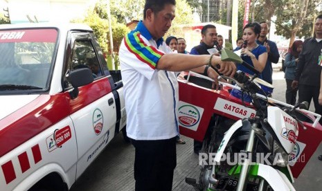 GM PT Pertamina MOR IV, Ibnu Chouldum memeriksa armada motor suplai BBM di SPBU Sultan Agung, Semarang, Jumat (26/5). 