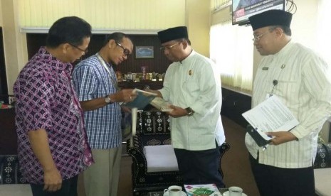 GM Redaksi Republika Penerbit Syahruddin El Fikri (kedua dari kiri) menyerahkan beberapa buku terbitan Republika Penerbit kepada Wakil Gubernur NTB  H Muhammad Amin (kedua dari kanan) disaksikan Ketua Ikapi DKI Jakarta Afrizal Sinaro (kiri) di kantor Wagub NTB Mataram, Jumat (8/4).